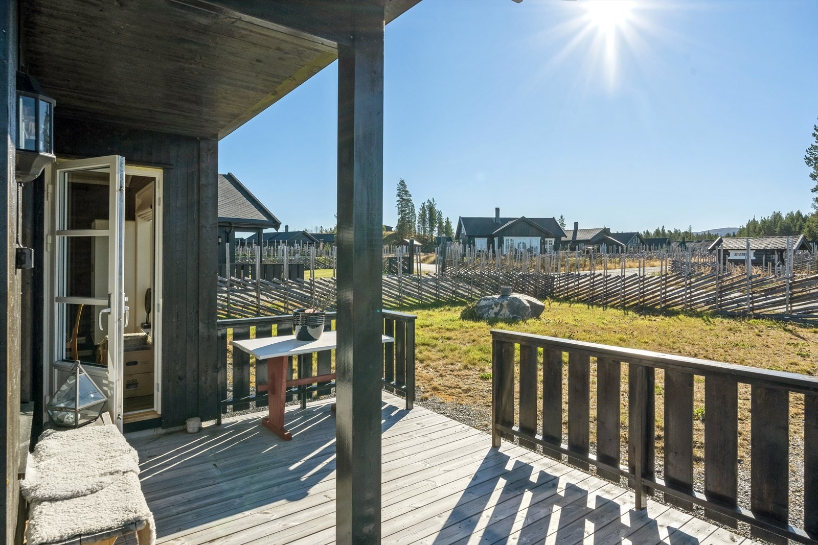 Sanderstølen ligger åpent til på fjellet midt mellom Valdres og Hallingdal, så her er det gode solforhold. Galleribilde