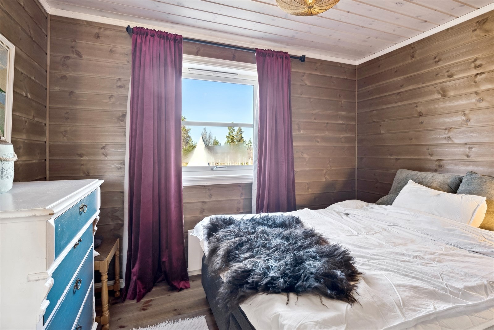 Soverom 2 innredet med dobbeltseng, og plass til oppbevaringsmøbel. Galleribilde