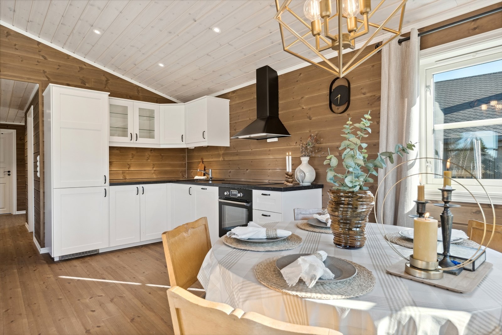 Spisebordet er naturlig plassert i tilknytning til kjøkkenet. Galleribilde