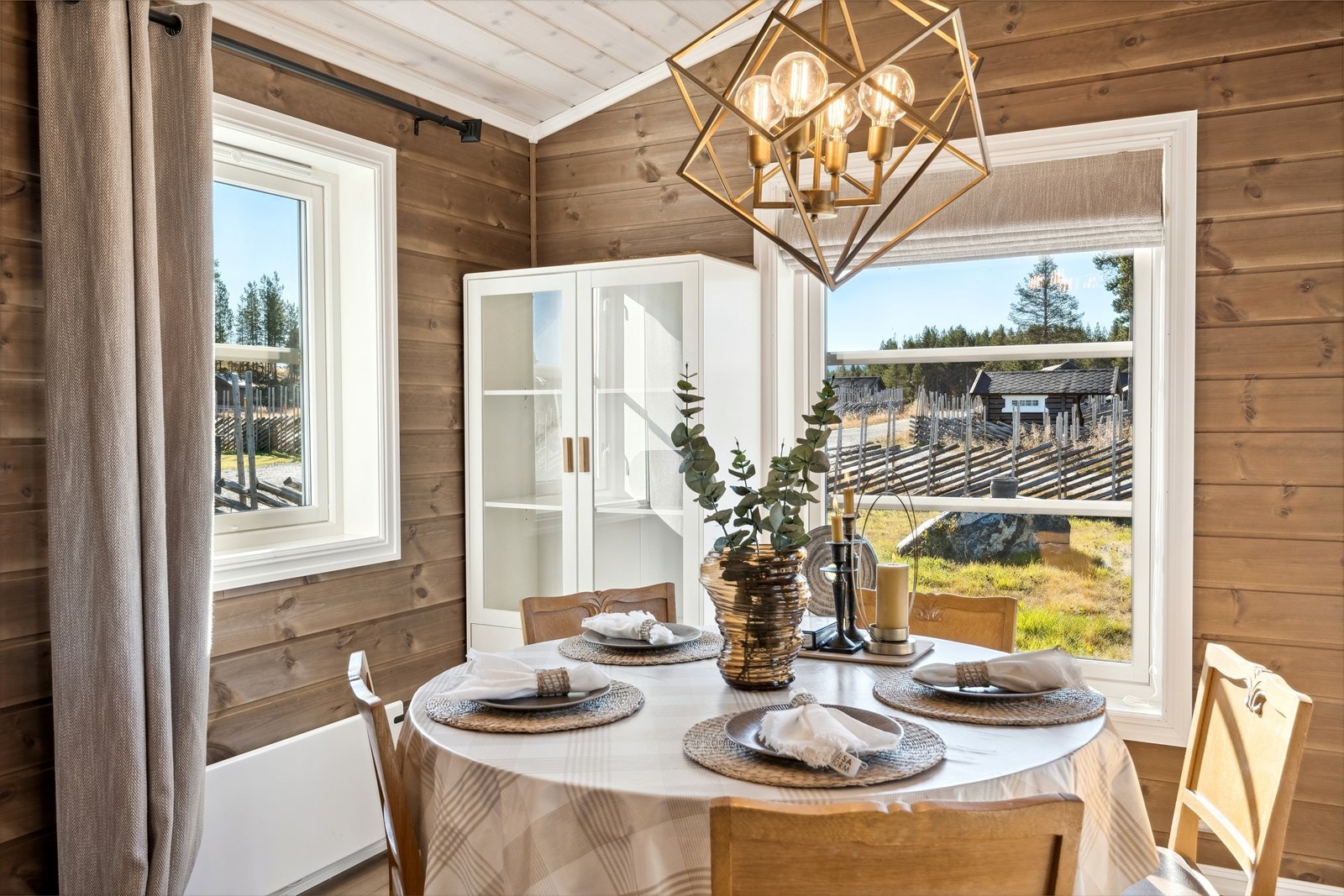 Hyggelig spisestue hvor familie kan samles til et godt måltid. Galleribilde