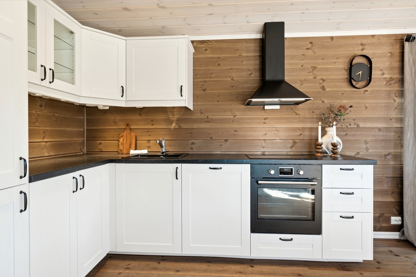 Lys og fin kjøkkeninnredning med profilerte fronte, laminat benkeplate og integrerte hvitevarer Galleribilde