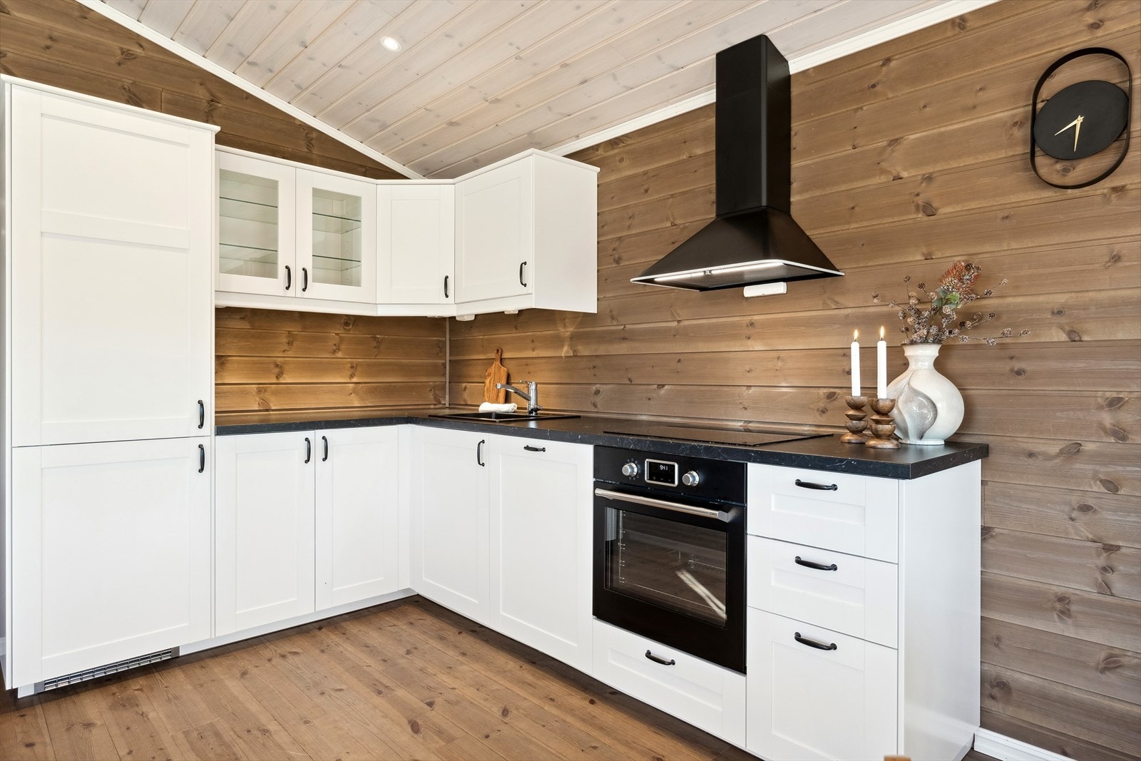 Kjøkkenet har gode med benkeplass til matlaging, samt oppbevaring i over- og underskap. Galleribilde