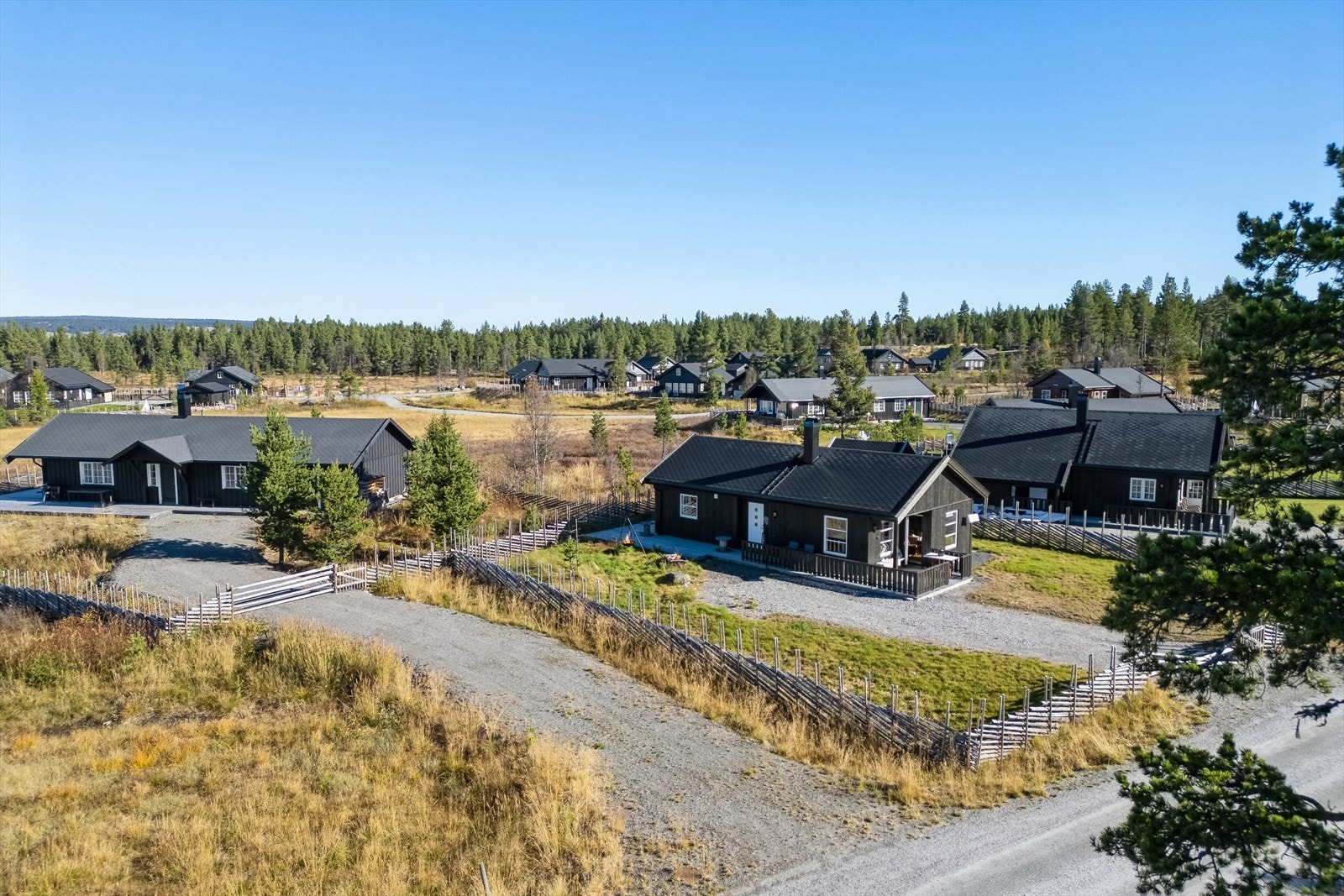 Eiendommen ligger på Sanderstølen, et etablert og populært hyttefelt omringet av flott natur. Galleribilde