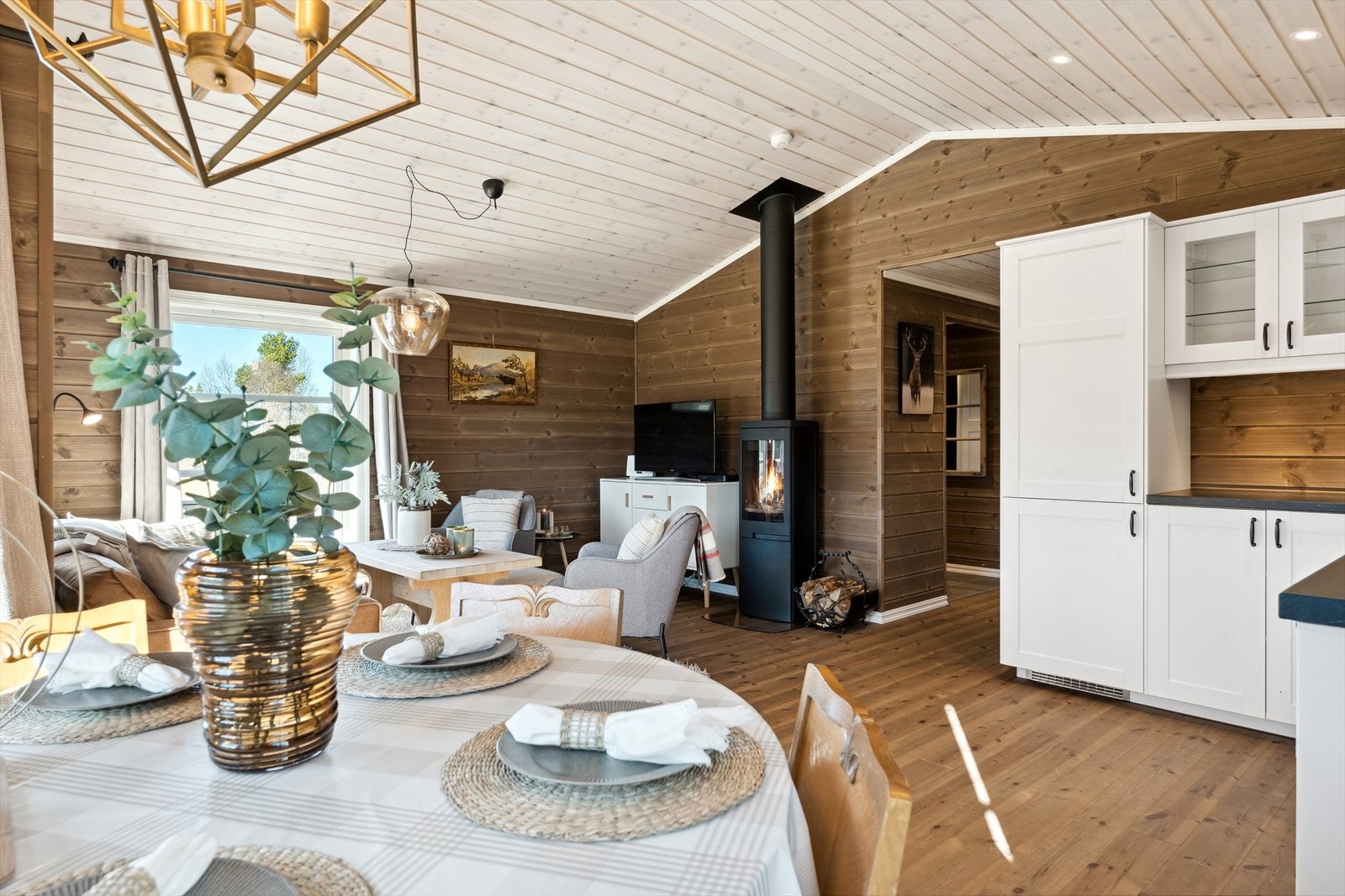 Hytta gir den gode hyttefølelsen med beiset panel, tregulv og gode takhøyde. Galleribilde