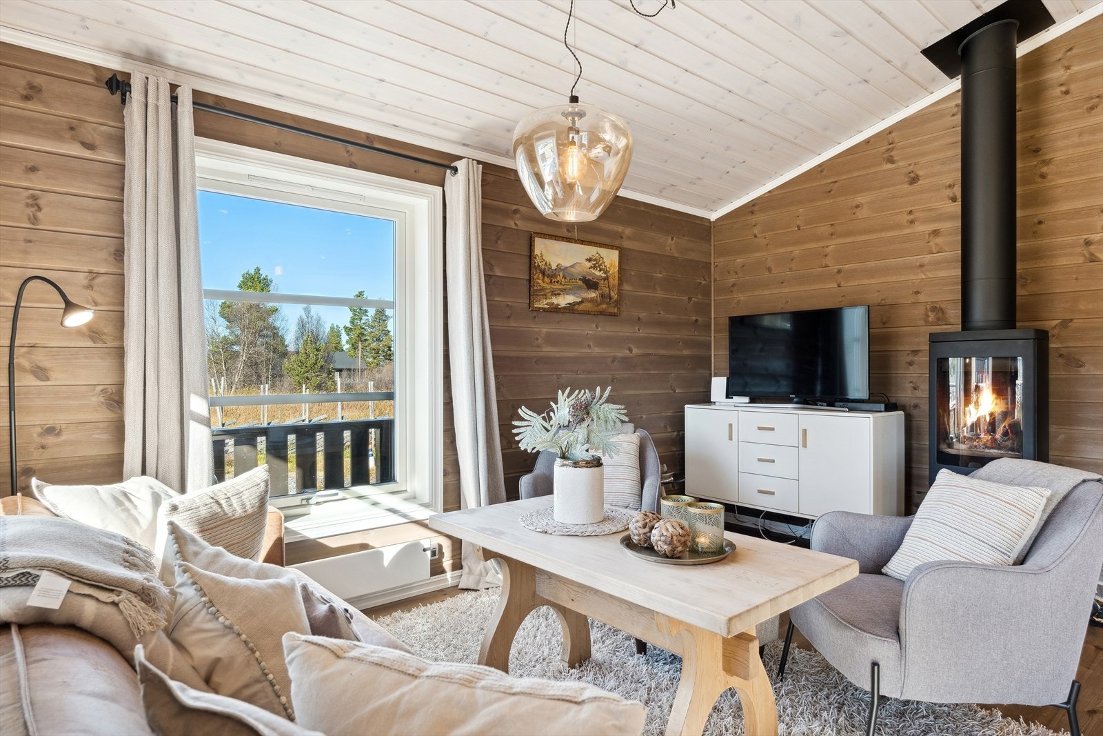 Vedovnen i stuen bidrar til ekstra hygge og varme på kalde høstdager. Galleribilde