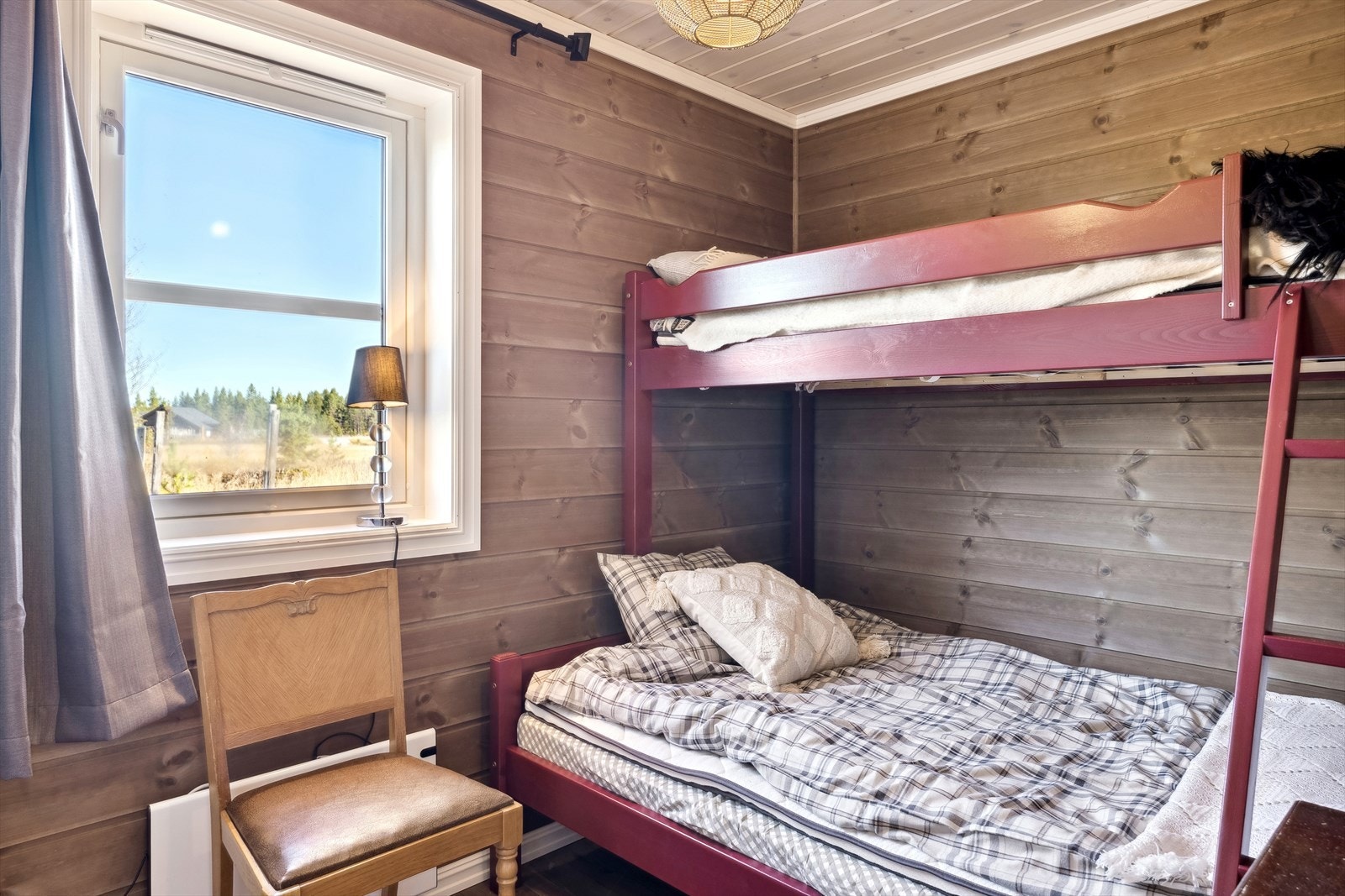 Hytta har to soverom med god størrelse. Soverom 1 med familiekøye. Galleribilde