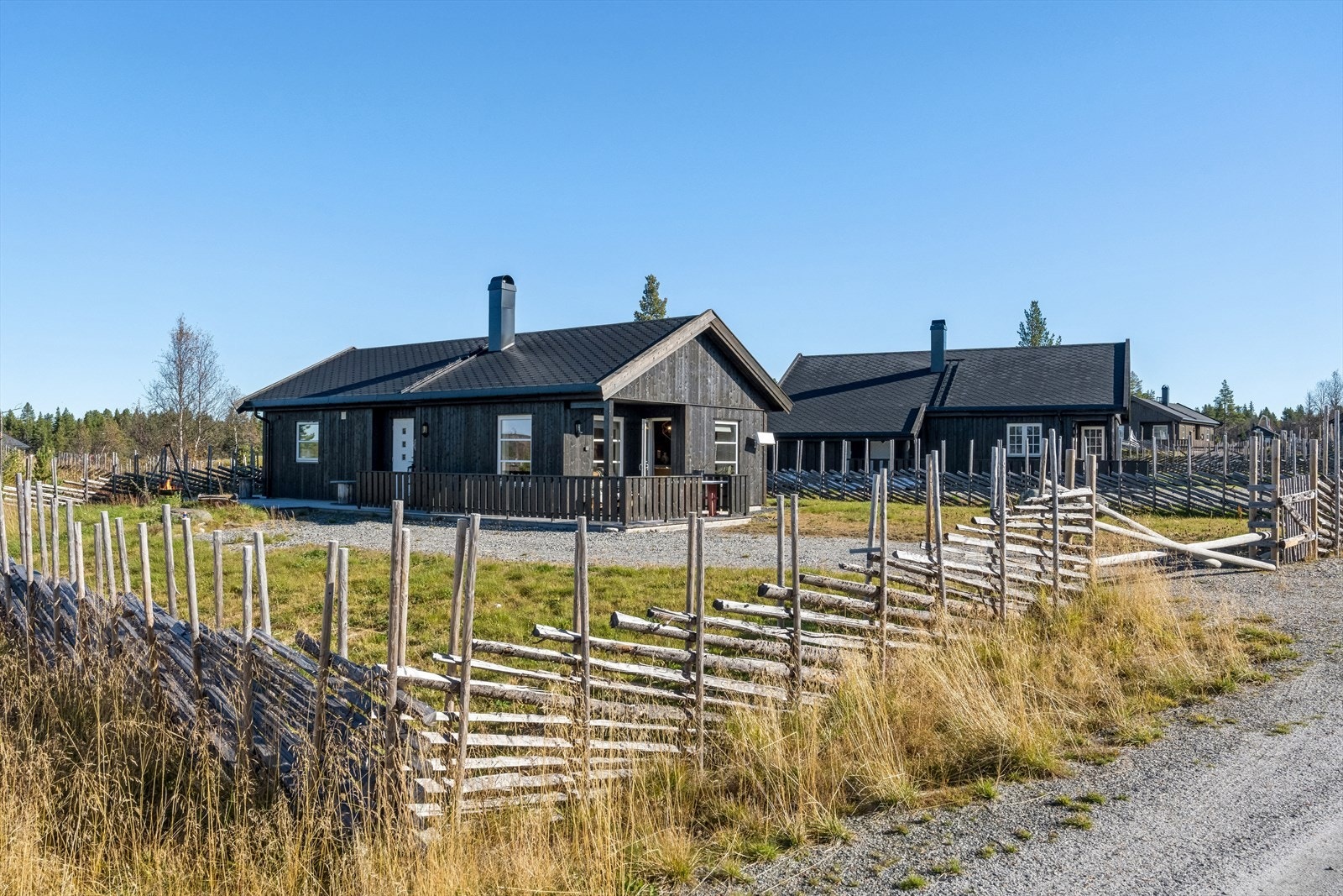 Eiendommen er fint inngjerdet med skigard. Tomten er på ca. 569,9 m2 opparbeidet med plen og gruset parkeringsplass. Galleribilde