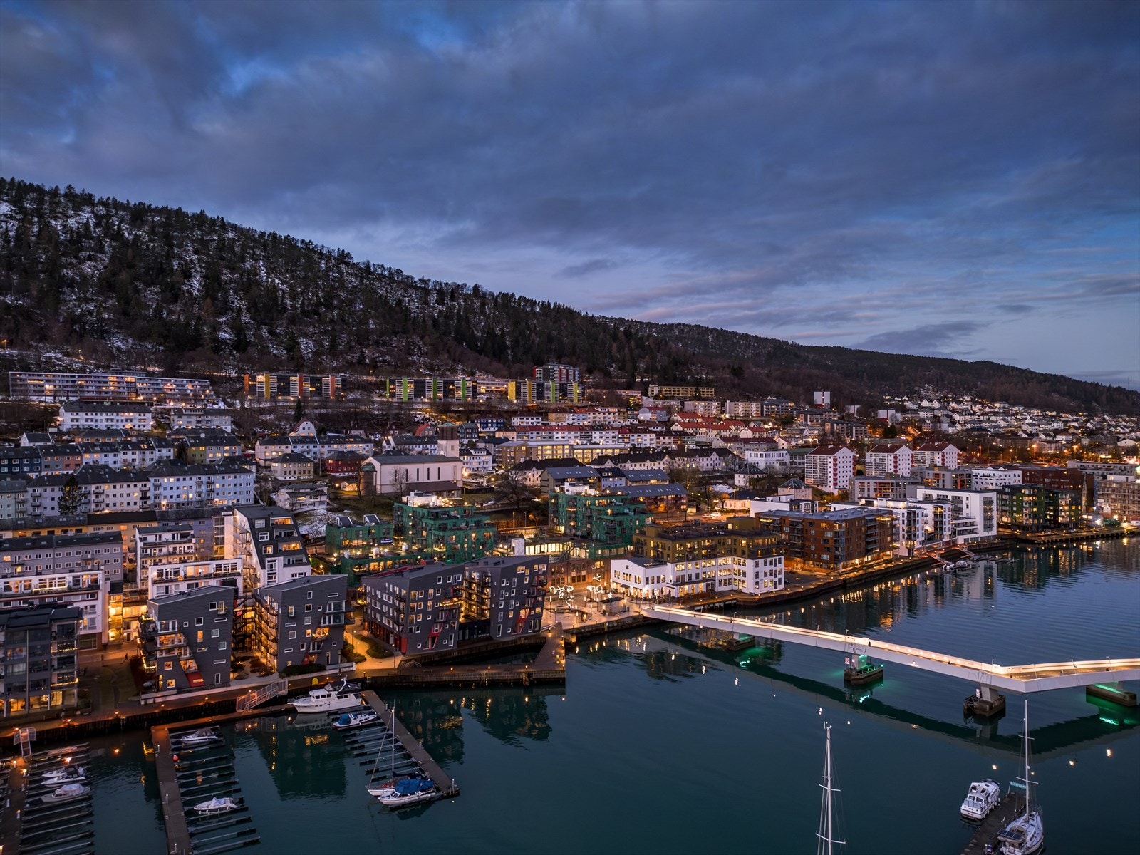 - Fra leiligheten kan man enkelt ta seg en gåtur inn til sentrumskjernen via Småpudden - Galleribilde