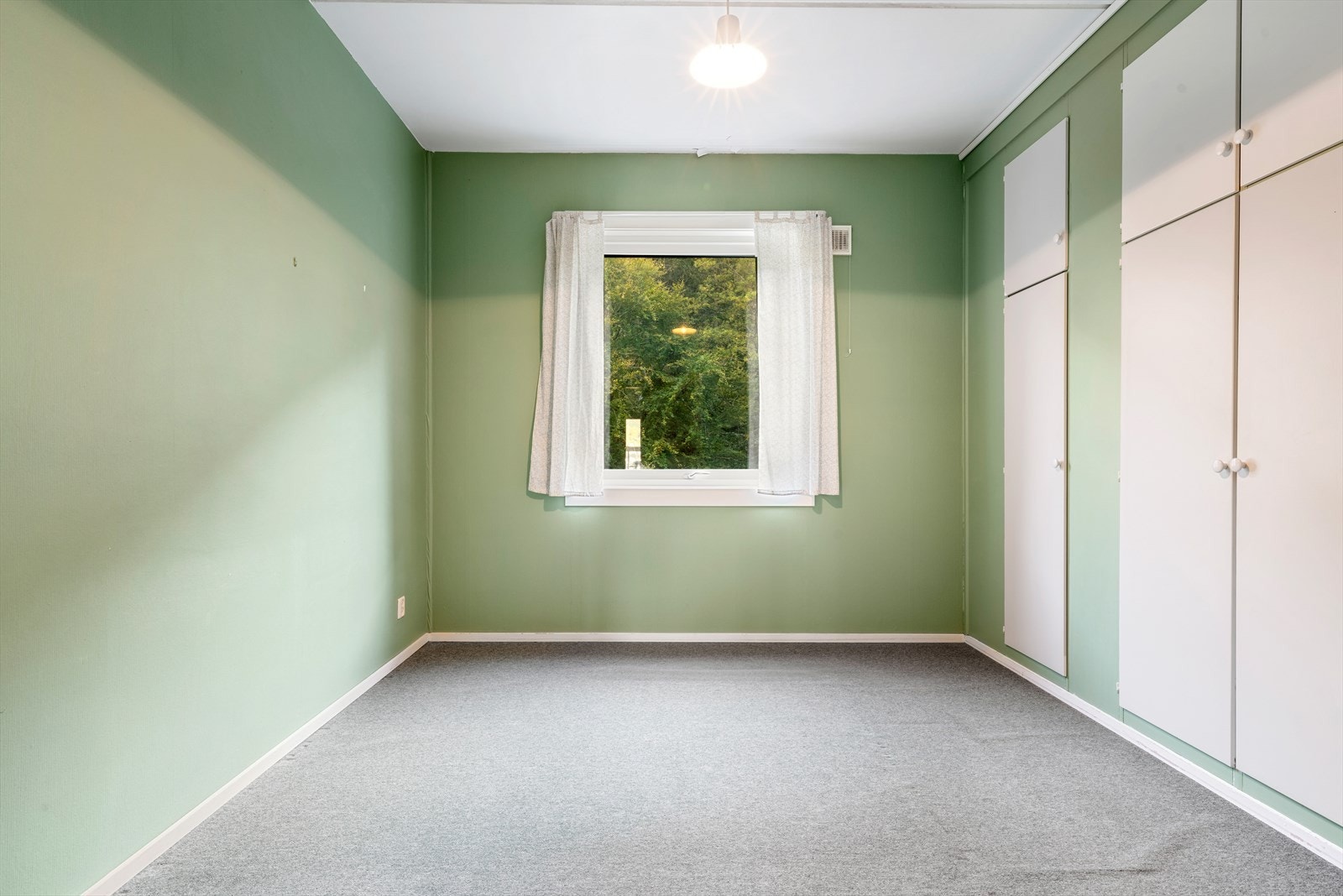 - Usjenert soverom med god plass til ønsket møblement - Galleribilde