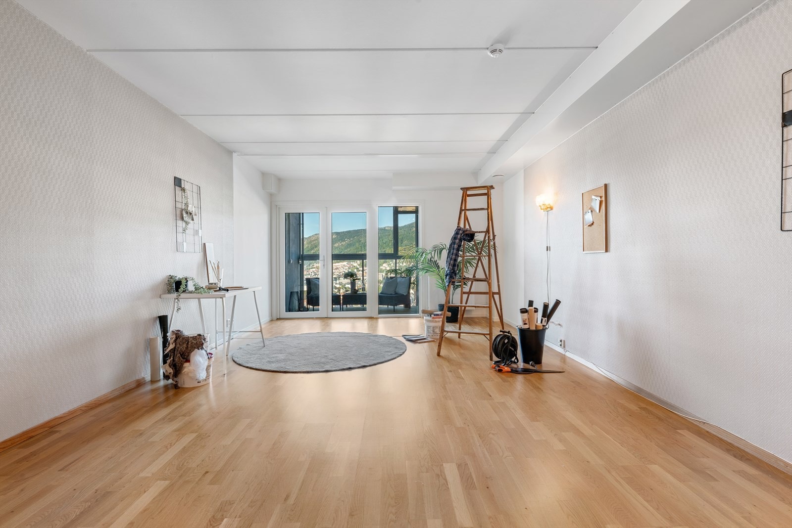 - Romslig stue på 30,7 m² med flott utsikt - Galleribilde