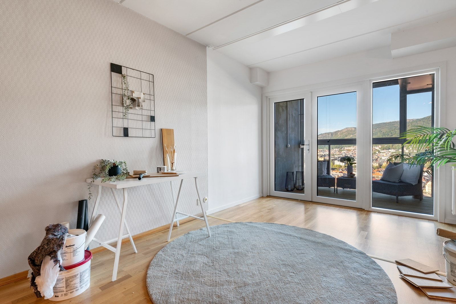 - Stuen oppleves som lys og luftig - Galleribilde