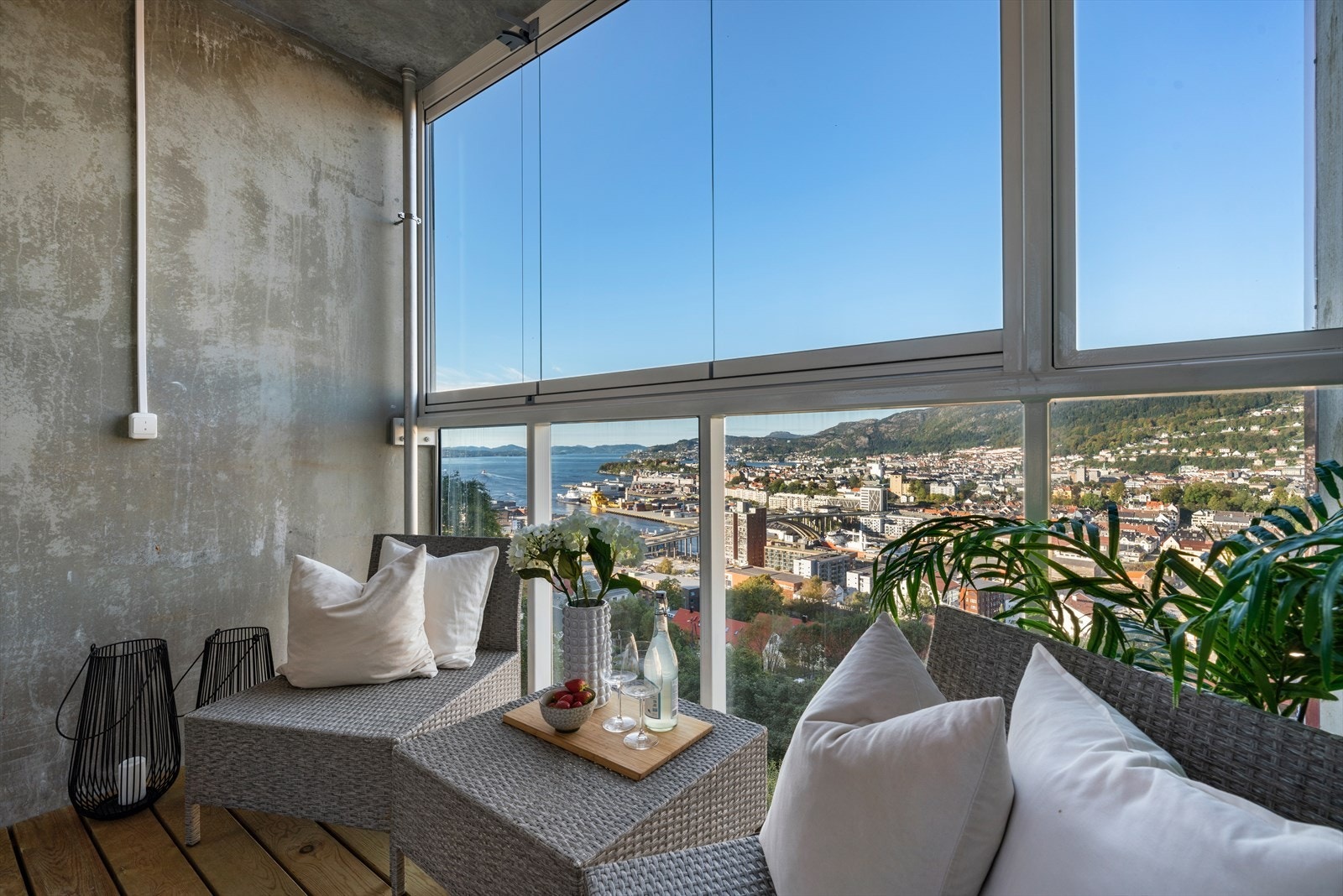 - Fra stuen har du utgang til en herlig innglasset balkong på 5,4 m² - Galleribilde