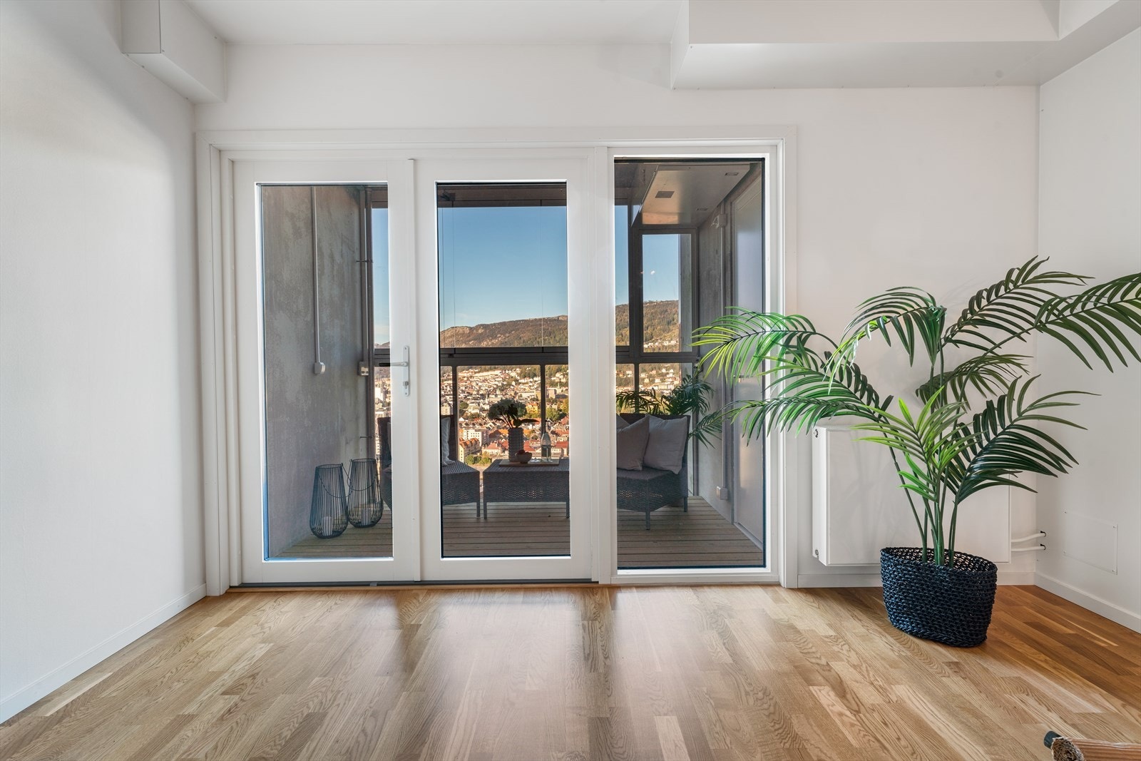 - Borettslaget har gjennomgått vesentlig oppgradering, med blant annet nye vinduer og oppgradert fasade - Galleribilde