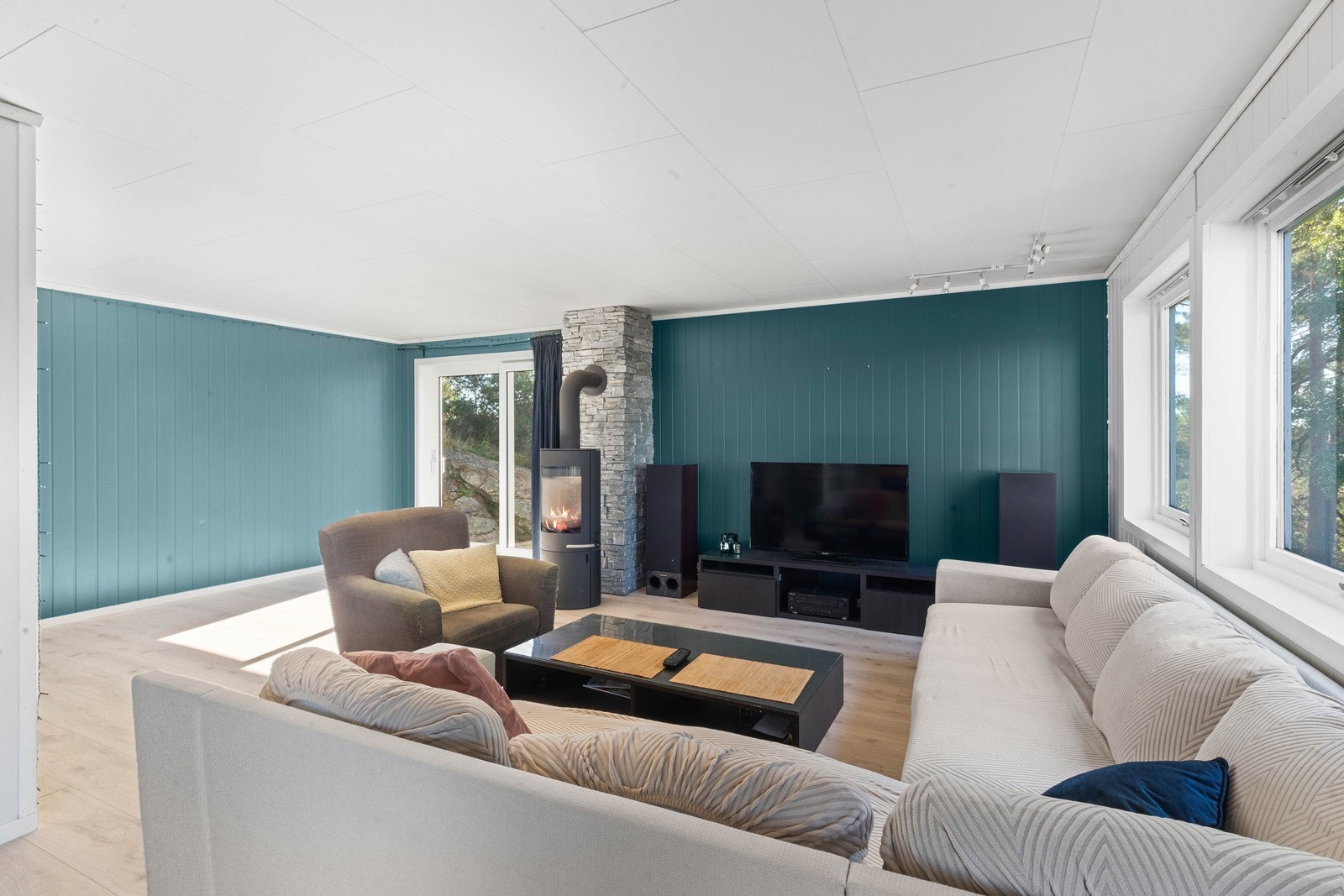 Stue med god plass til sofagruppe Galleribilde