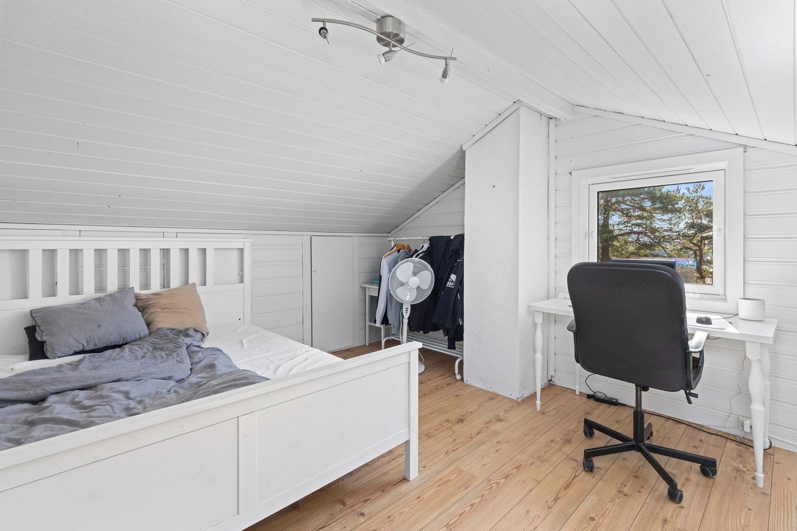 Stort innredet rom på loft. Det foreligger ikke godkjent byggetegning av dette rommet i kommunens arkiv. Galleribilde