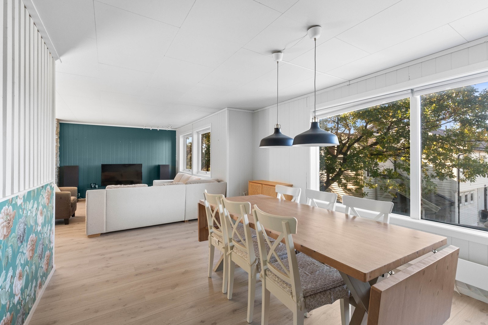 Stue med god plass til spisebord Galleribilde