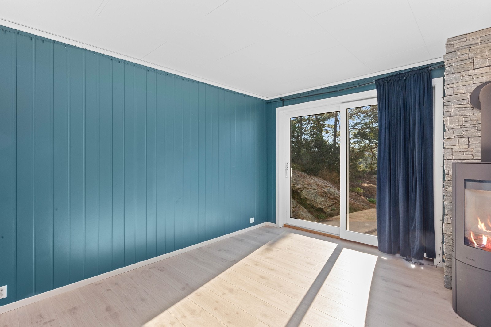 Utgang til solrik terrasse fra stue Galleribilde