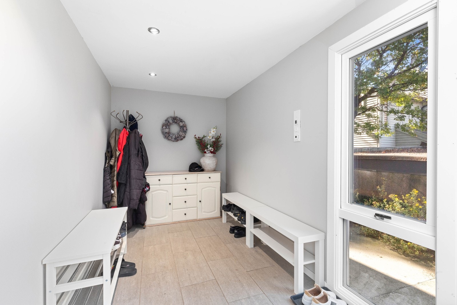 Romslig flislagt gang med oppbevaringsmuligheter Galleribilde