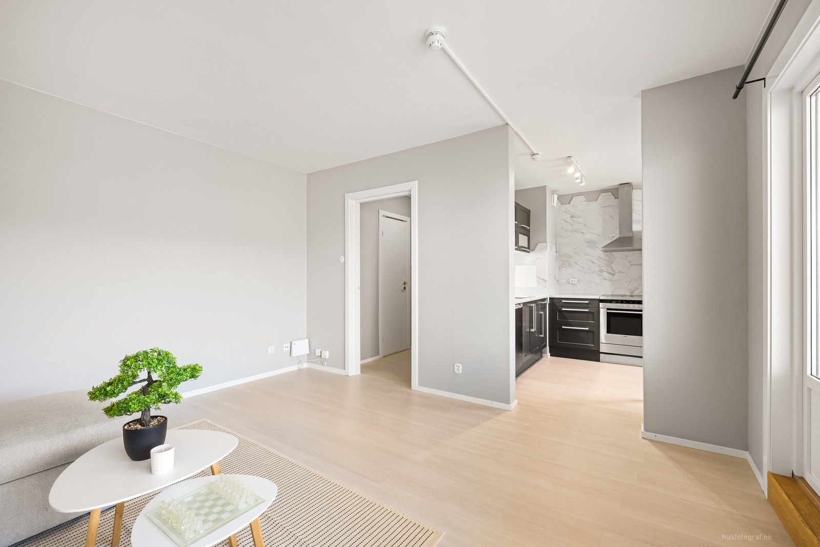 Delvis åpen løsning mot kjøkkenet. Galleribilde