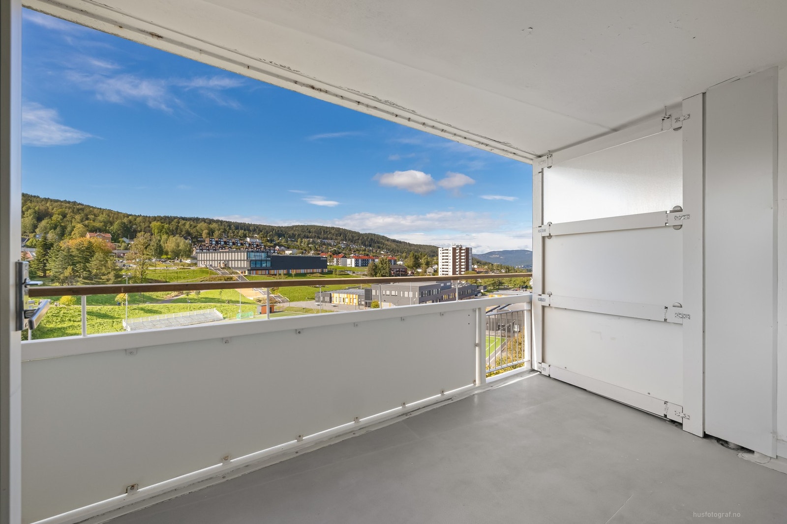 Romslig, overbygget balkong med god plass til ønsket møblement. Galleribilde