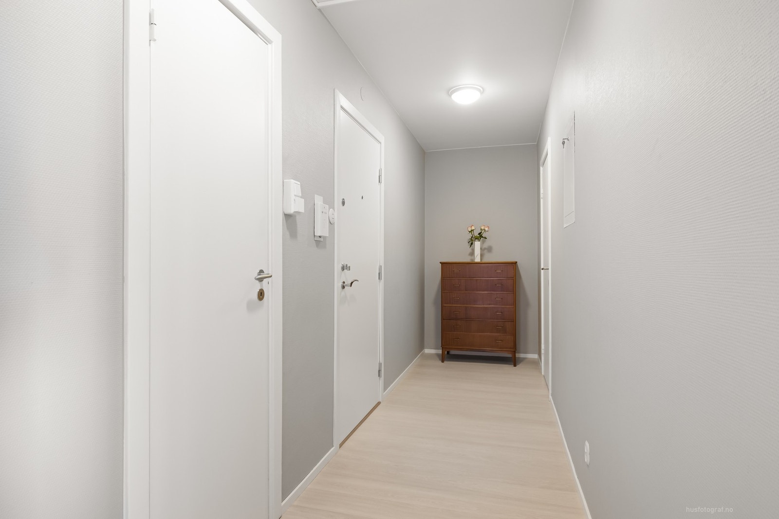 Lys gang med dørcalling ønsker velkommen inn. Galleribilde