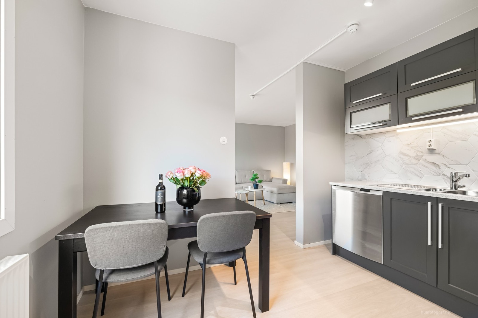 Kjøkken med spiseplass. Galleribilde