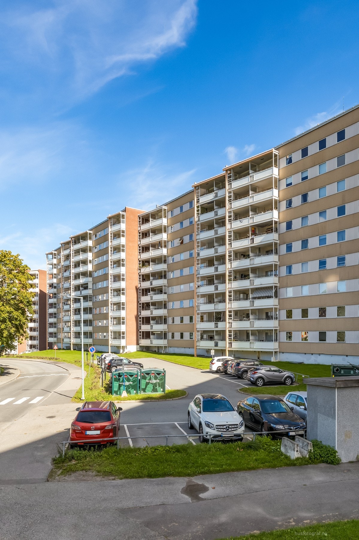 Leiligheten ligger i et attraktivt og sentralt område med blokkbebyggelse på Fjell. Galleribilde