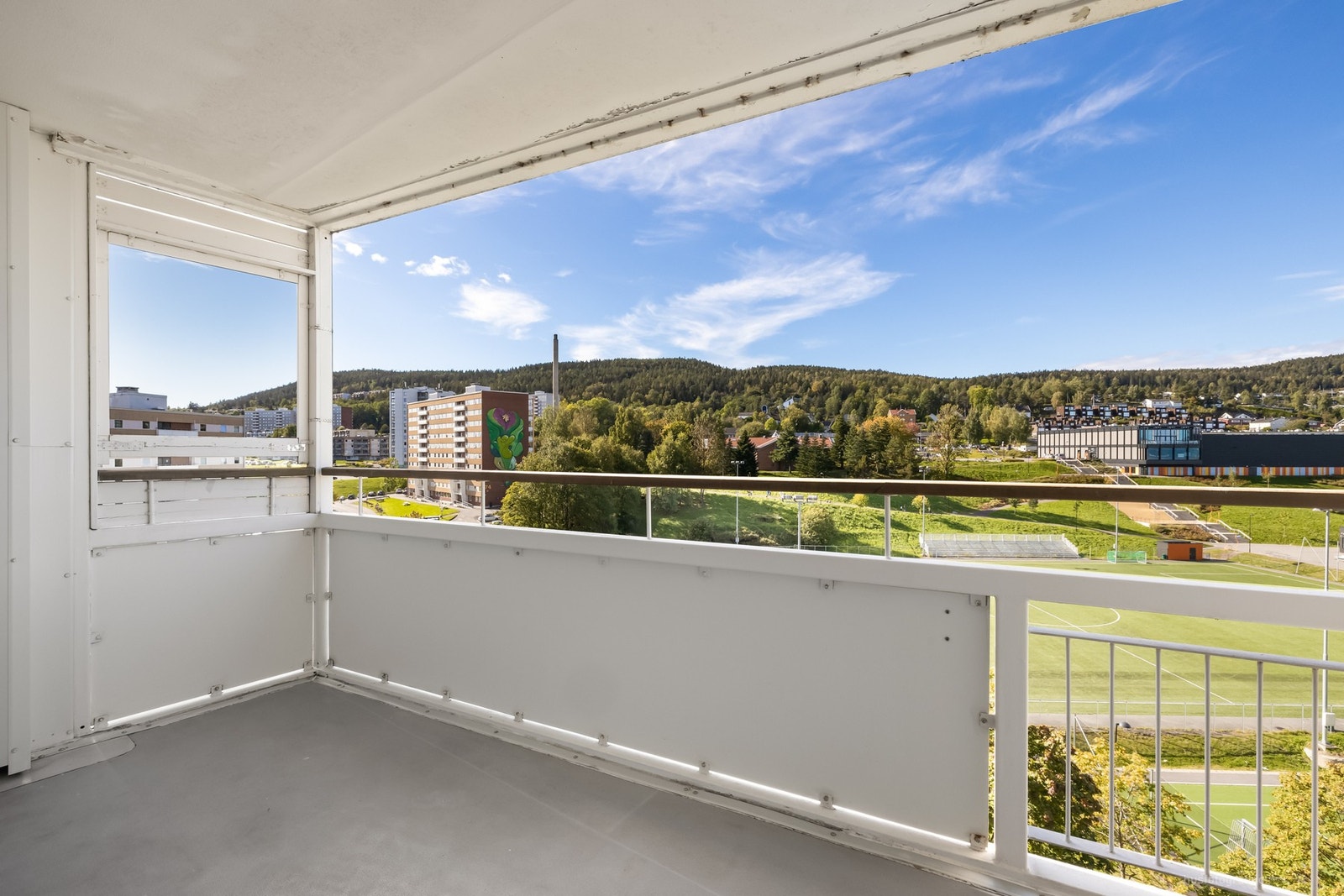 Romslig balkong med hyggelig utsikt mot fotballbanen og Strømsåsen. Galleribilde