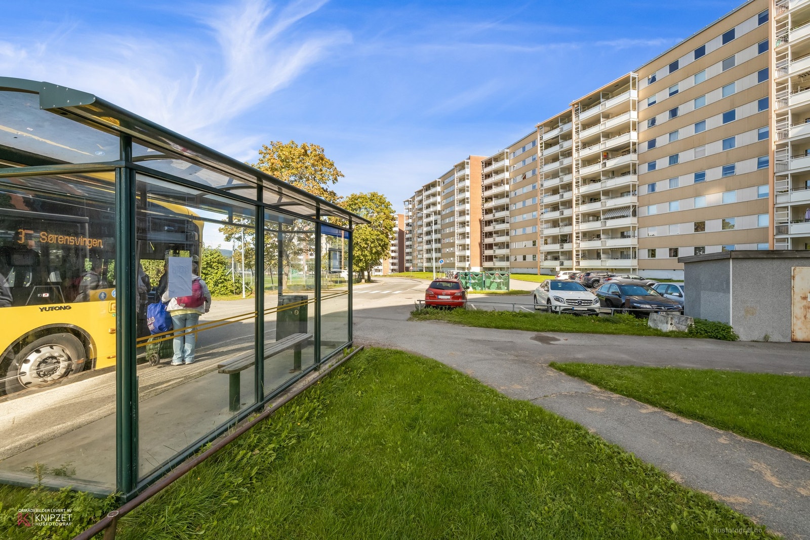 Kort vei til bussholdeplass, skole og idrettsarena Galleribilde