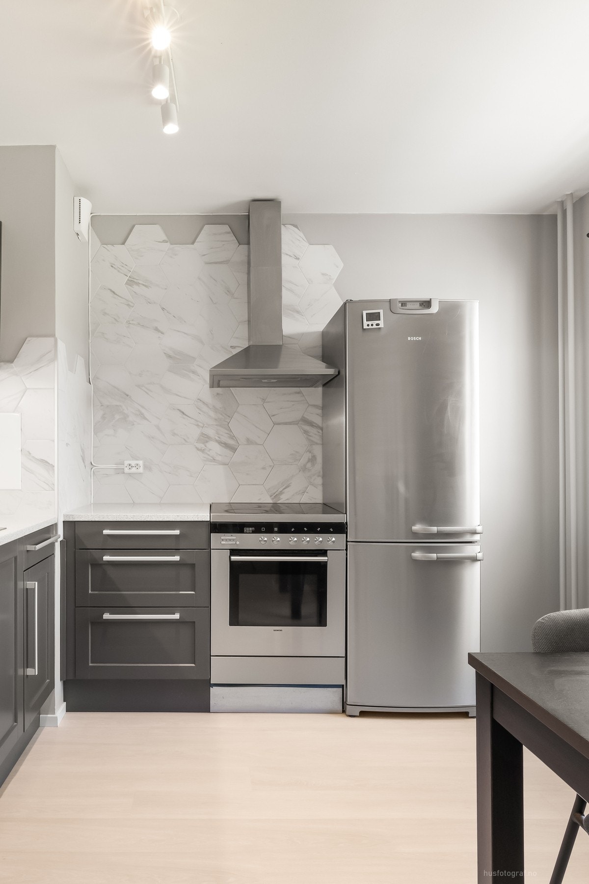 Oppusset kjøkken med god skap- og benkeplass Galleribilde