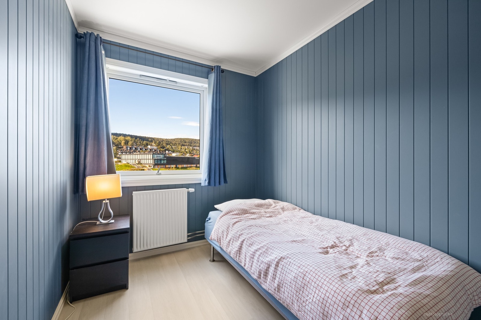 Soverommet i en mørk fargepalett som sikrer god nattesøvn. Galleribilde