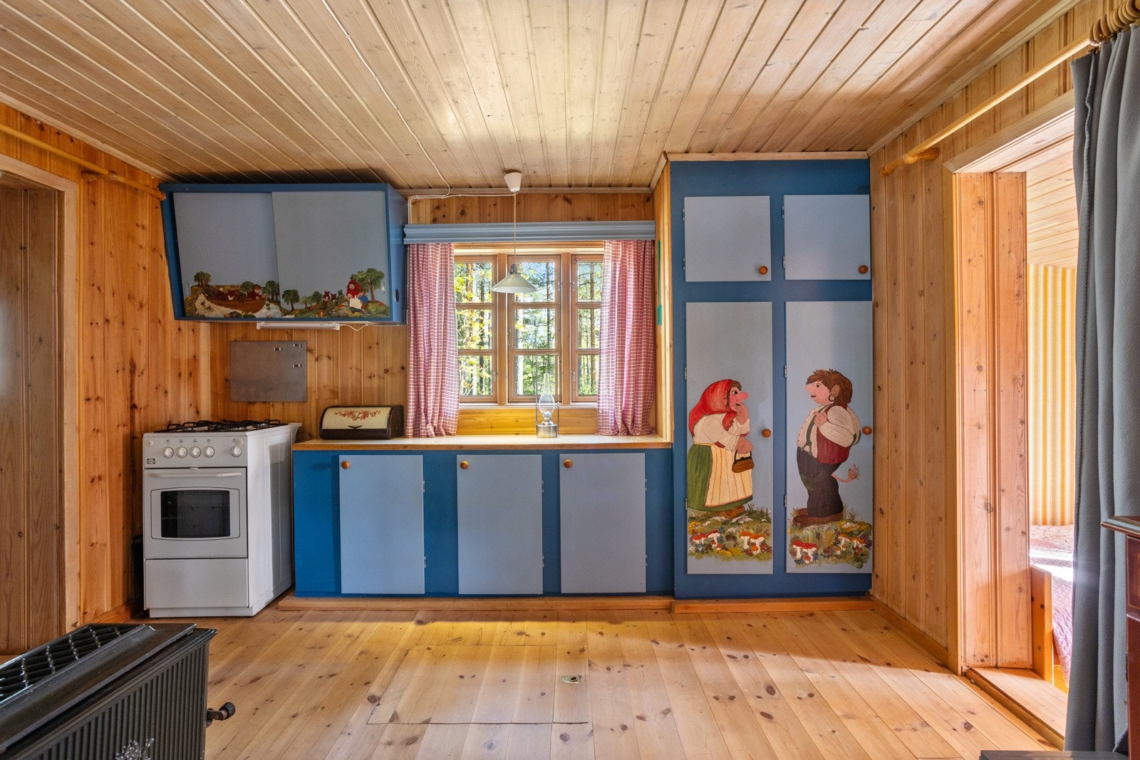 Kjøkkeninnredning med malte fronter med hyggelig motiv Galleribilde