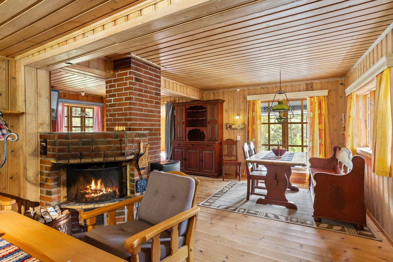 Peis i stuen som gir god varme i hytta Galleribilde