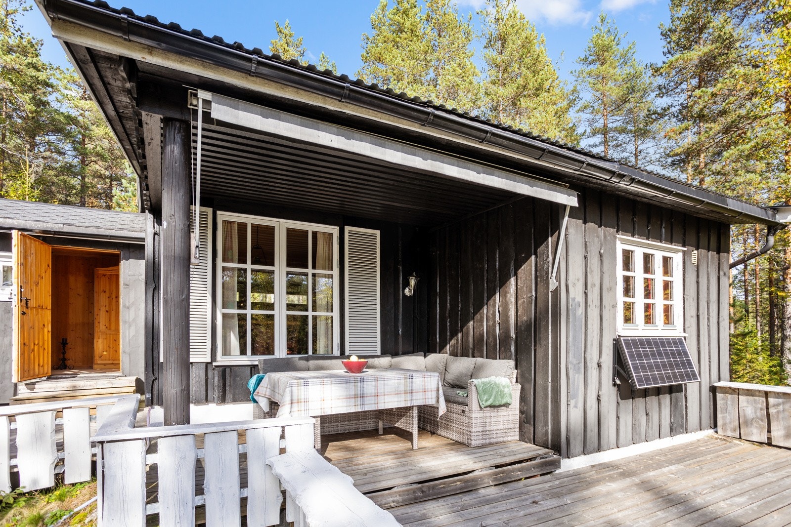 Koselig fritidseiendom med utgang fra entré til sydvendt, delvis takoverbygget terrasse på 33 m2 Galleribilde