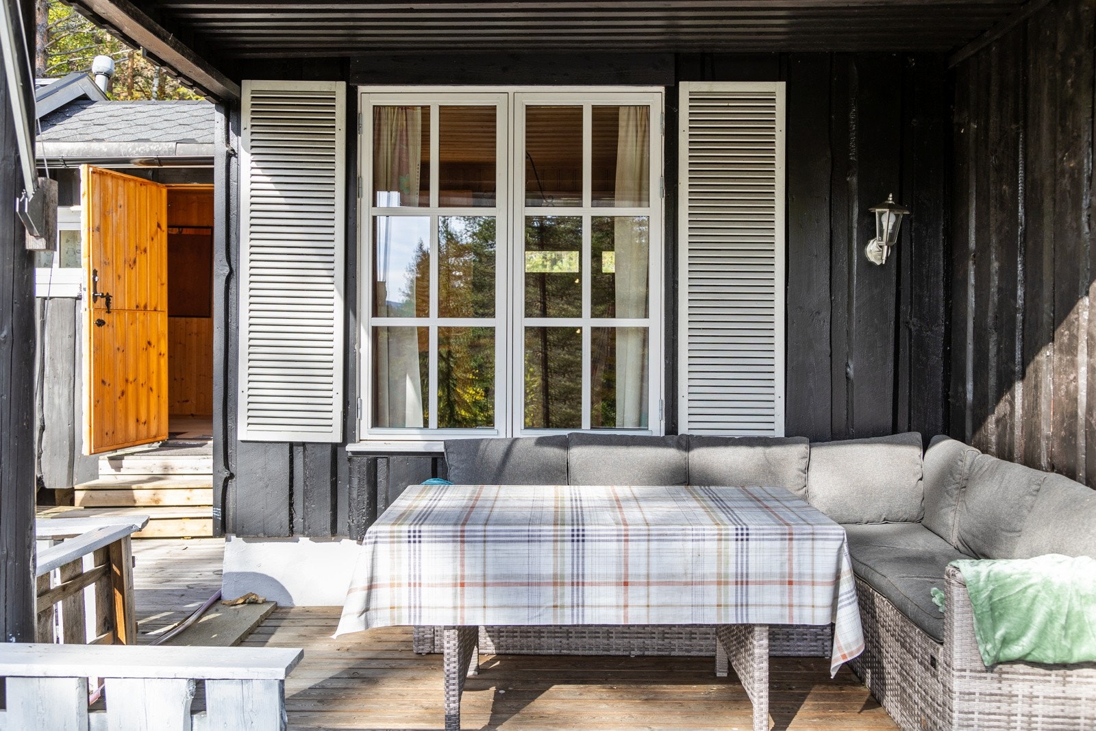 God plass til sittegruppe på terrassen Galleribilde