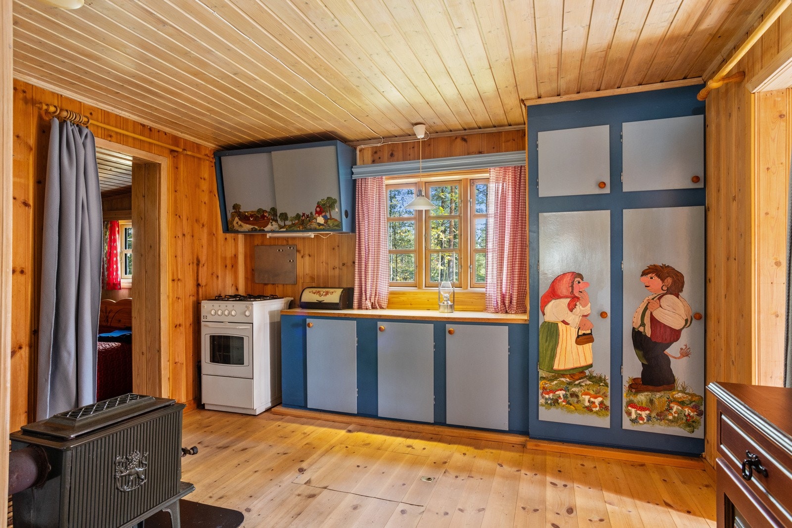 Luftig og koselig kjøkken med god skapplass Galleribilde