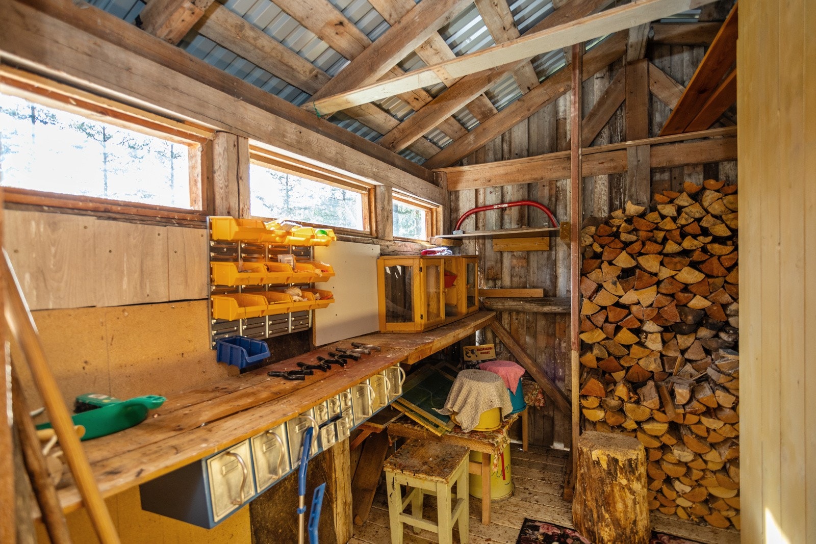 Vedbod med snekkerbenk Galleribilde