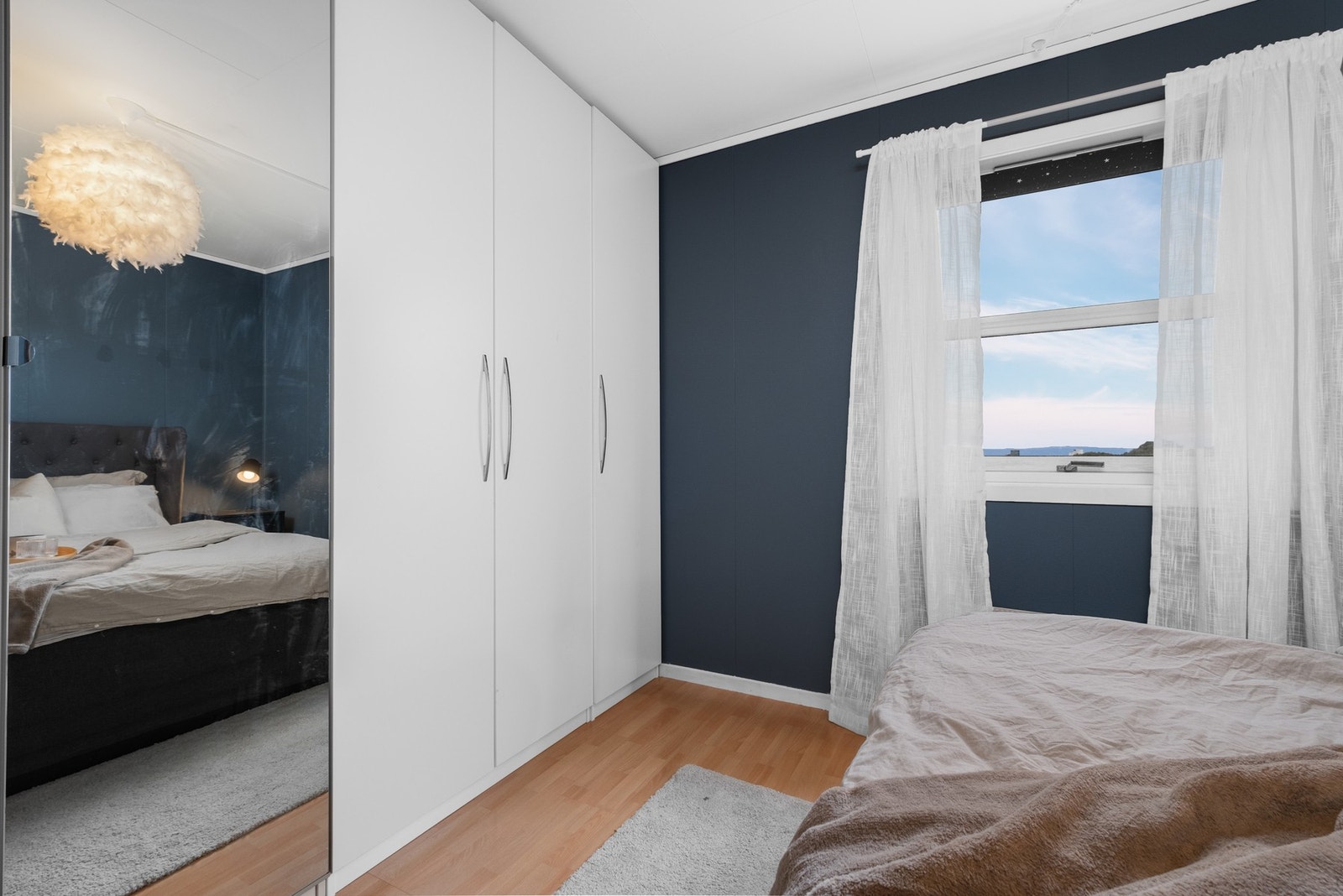 Romslig garderobeløsning Galleribilde