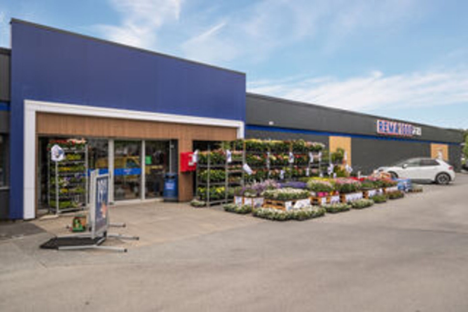 Kort vei til Fossegrenda Senter med bl.a Rema 1000, frisør, treningssenter m.m Galleribilde