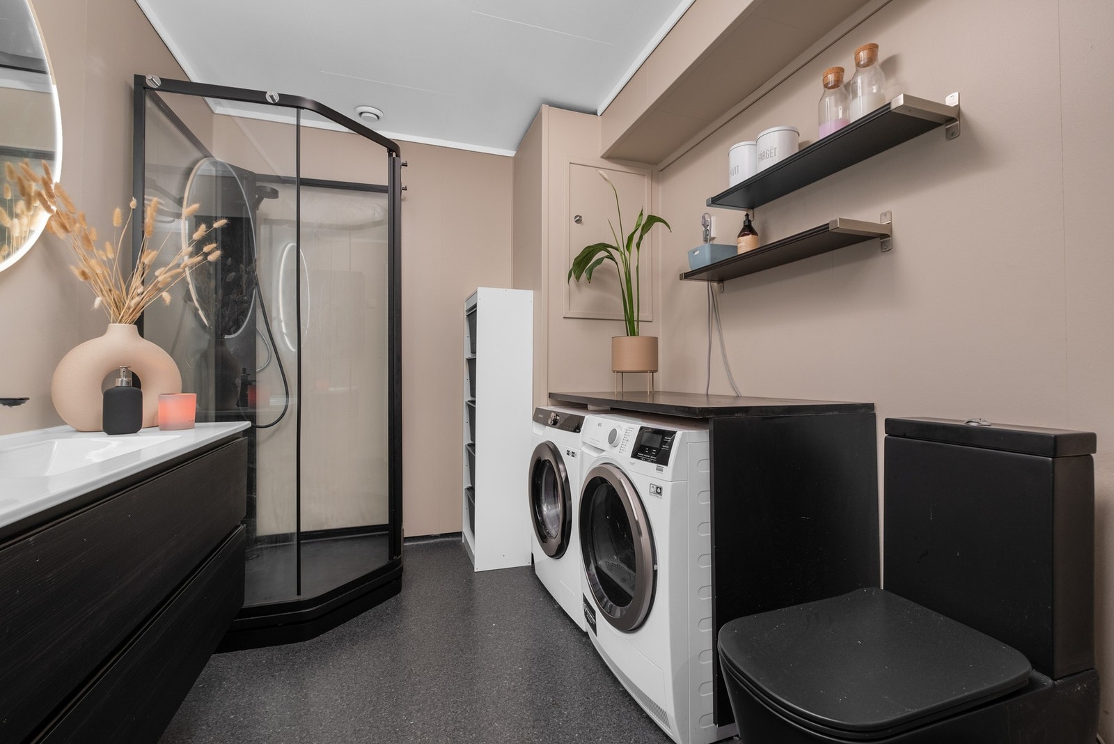 Badet er på ca. 6 m² Galleribilde