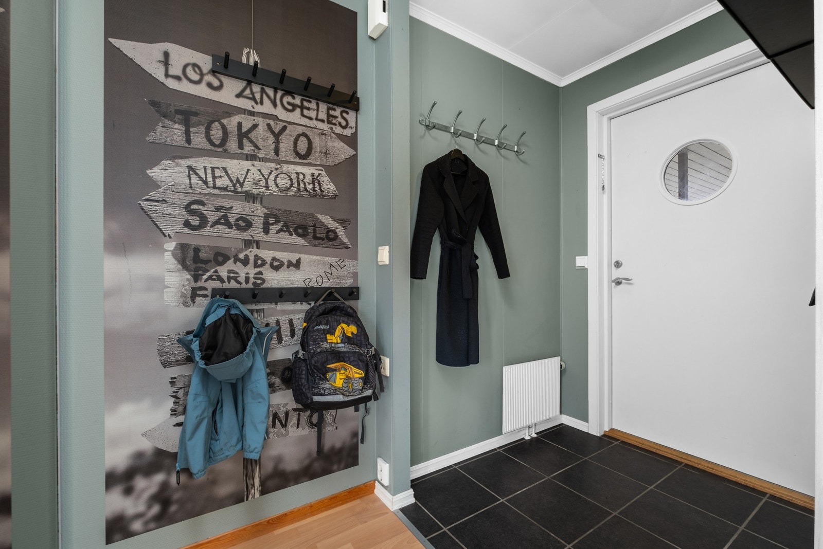 Entré med mulighet til å henge fra seg yttertøy og sko Galleribilde