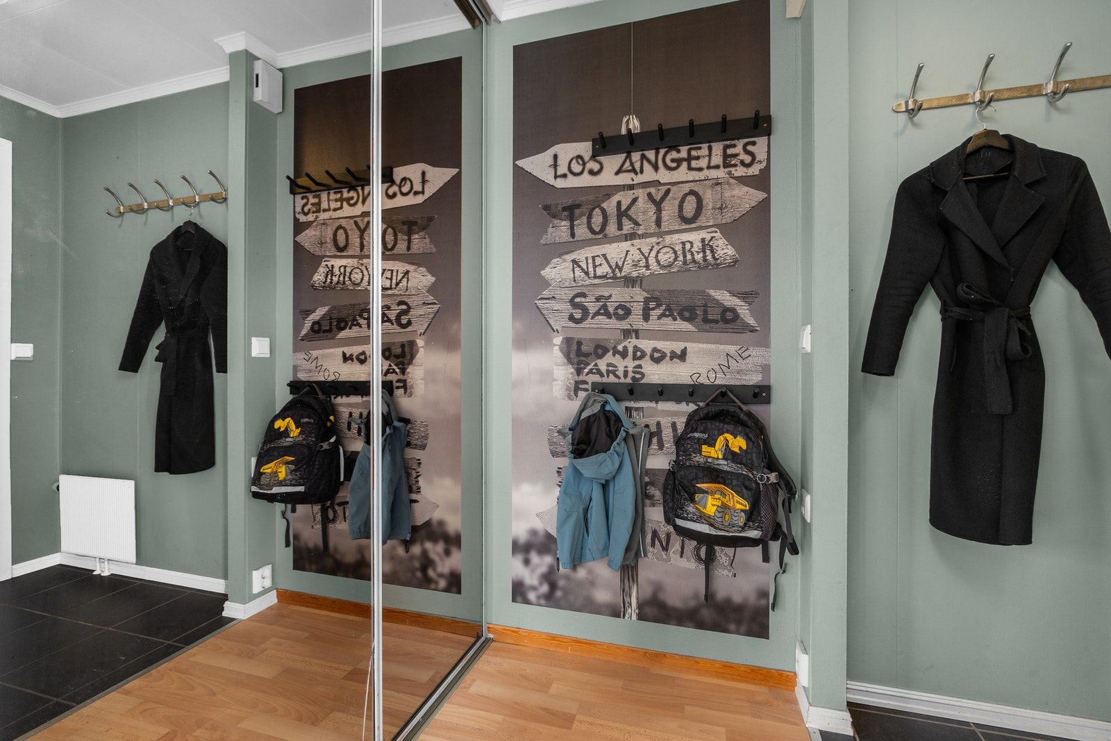 Gang m/skyvedørsgarderobe Galleribilde