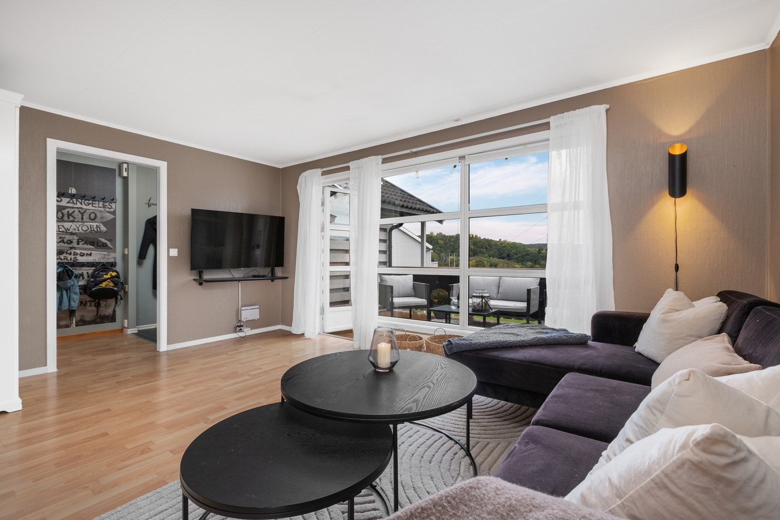 Romslig stue på hele 26,5 m² Galleribilde