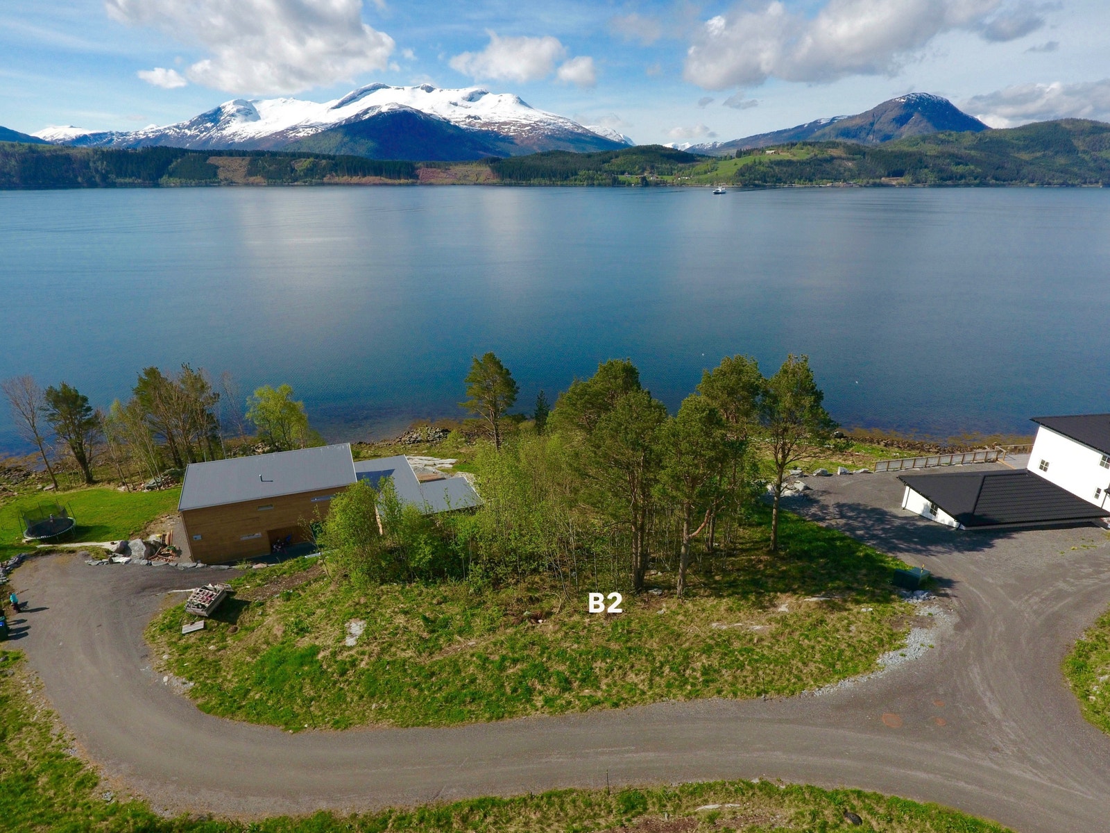 Utsikt mot sør med bebygde tomt B1 til venstre og bebygde tomt B3 til høyre Galleribilde