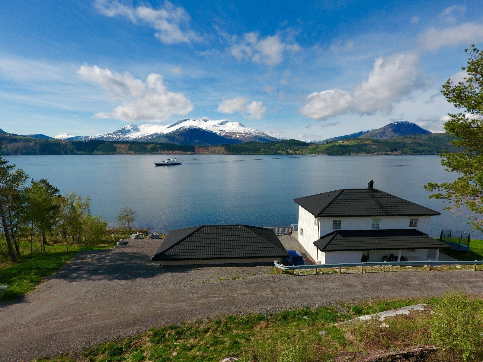 Her står vi i tomt B5 med bebygde tomt B3 i front og ser mot sør Galleribilde