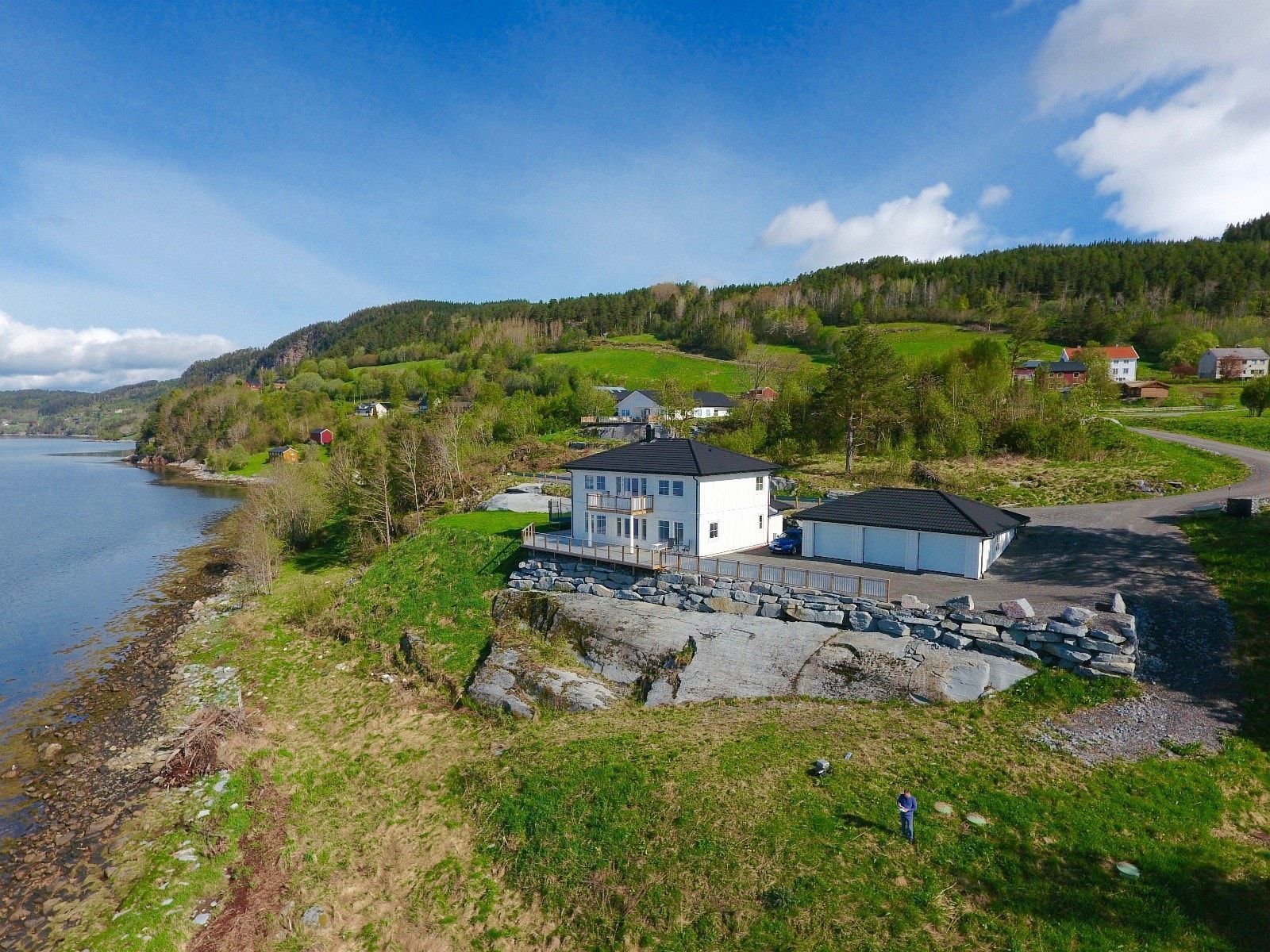 Vi ser fortsatt mot bebygde tomt B3. På haugen bak ligger tomtene B5, B6, B7, B8 og B9 Galleribilde