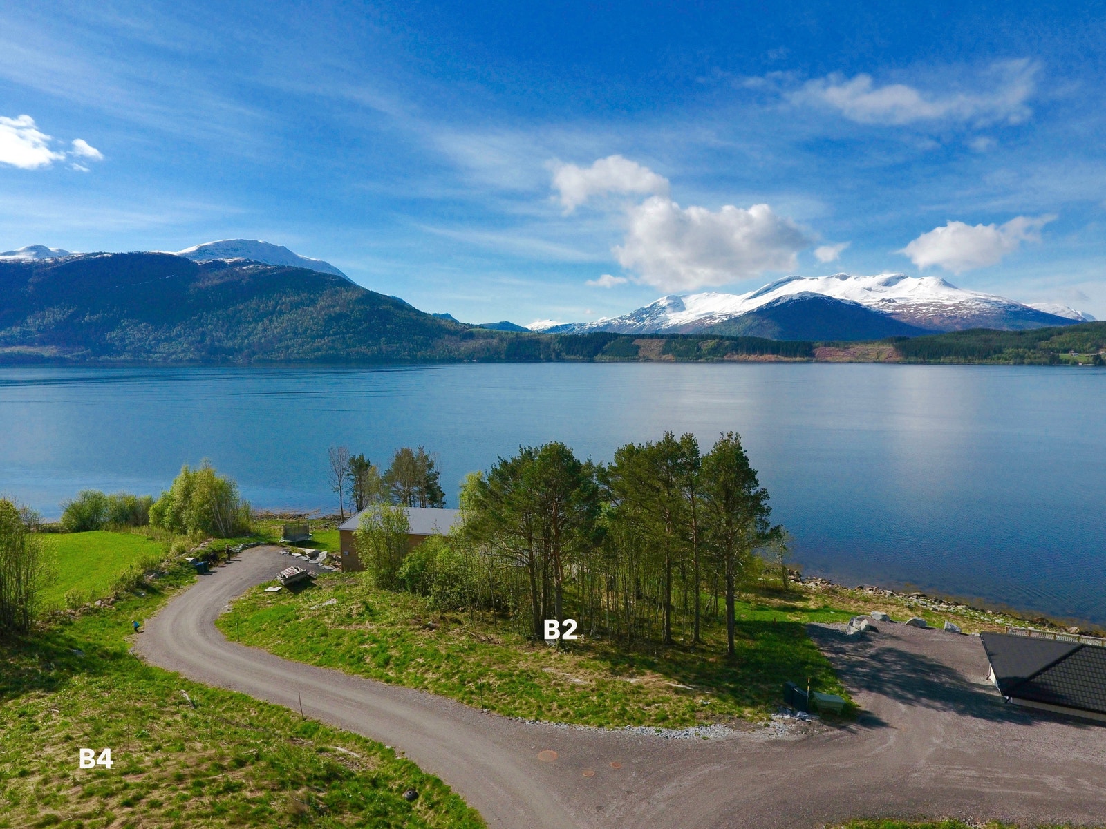 Fortsatt utsikt mot sør hvor vi også ser deler av tomt B4 til venstre i bilde Galleribilde