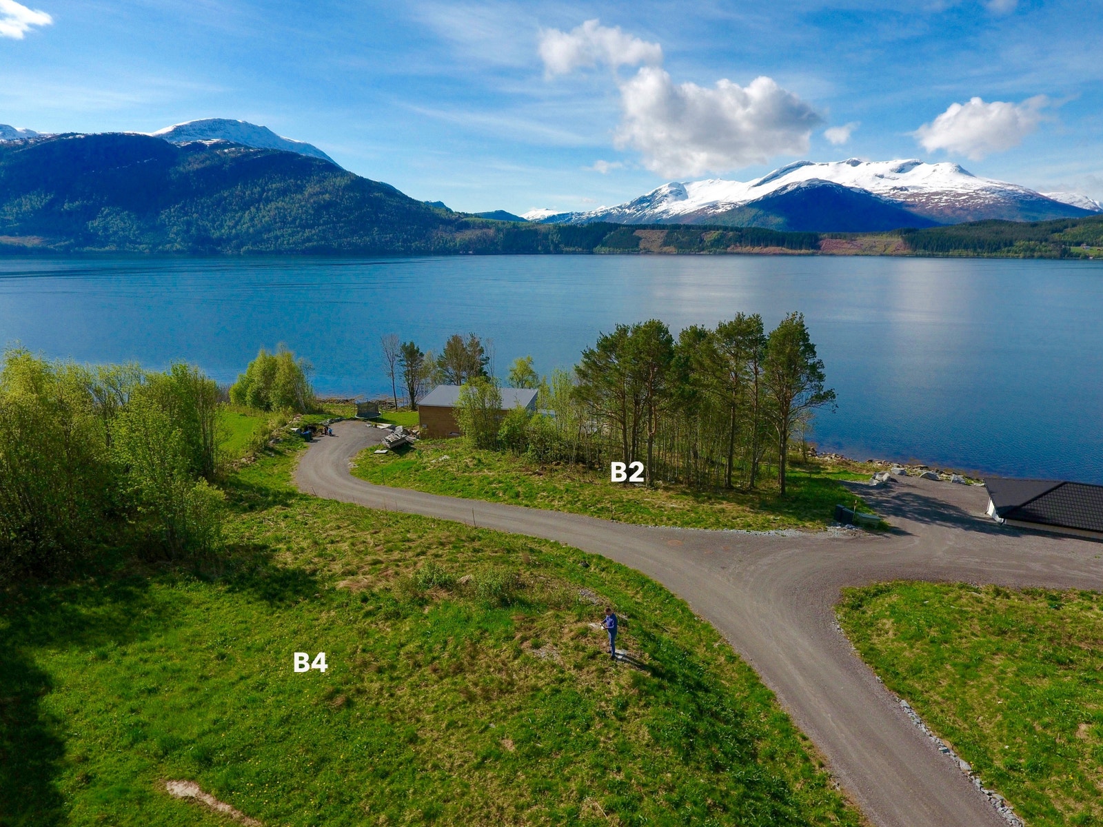 Utsikt mot sør og Stangvikfjorden. Her ser vi mer av flott beliggende tomt B4 Galleribilde