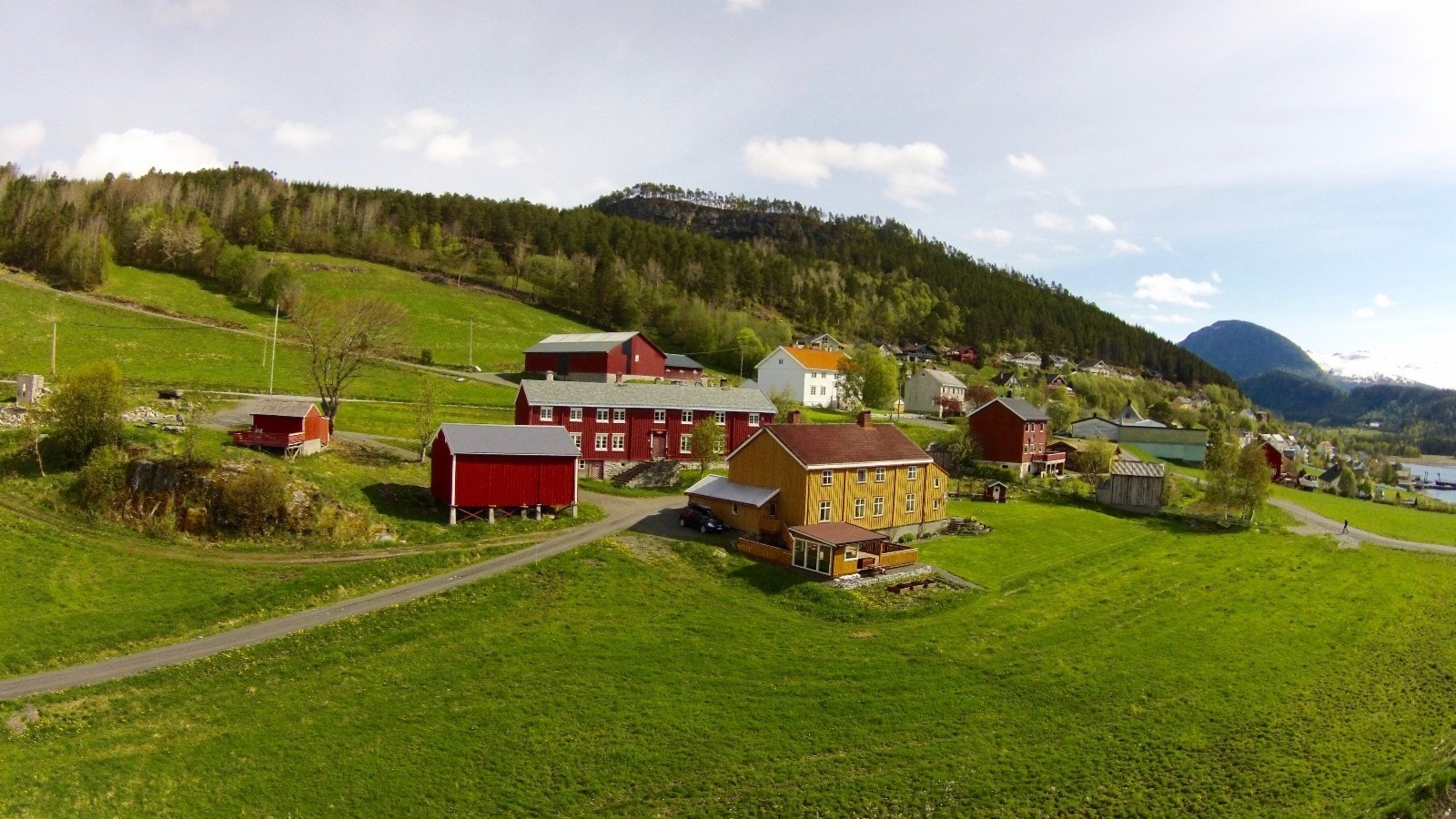 Her ser vi fra tomt B11 opp mot gården Skrivarstuå, et gammelt gårdstun med tre freda bygninger Galleribilde