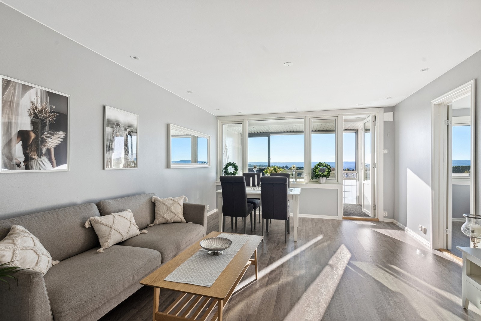 Romslig stue med plass til sofa og spisebord. Downlights i himling. Varme i gulv. Alle veggflater er malt 2024. Galleribilde